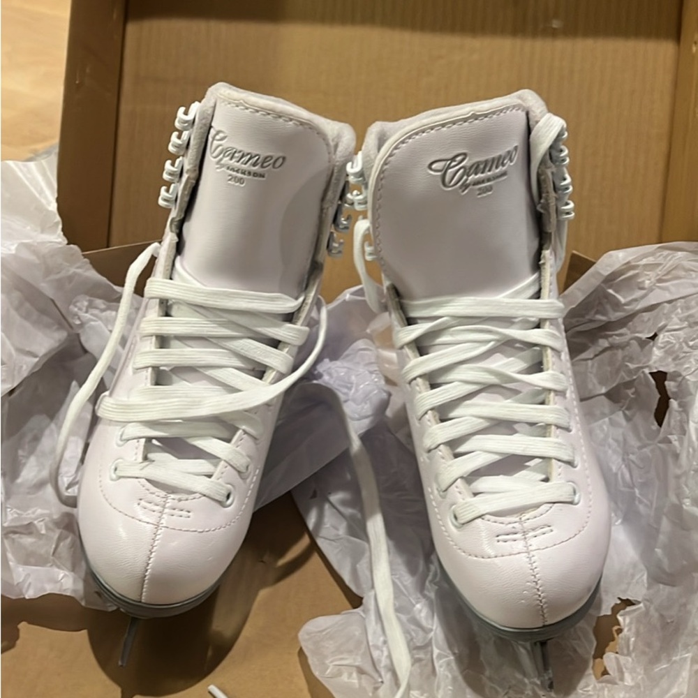 JACKSON Women's White Athletic Shoes